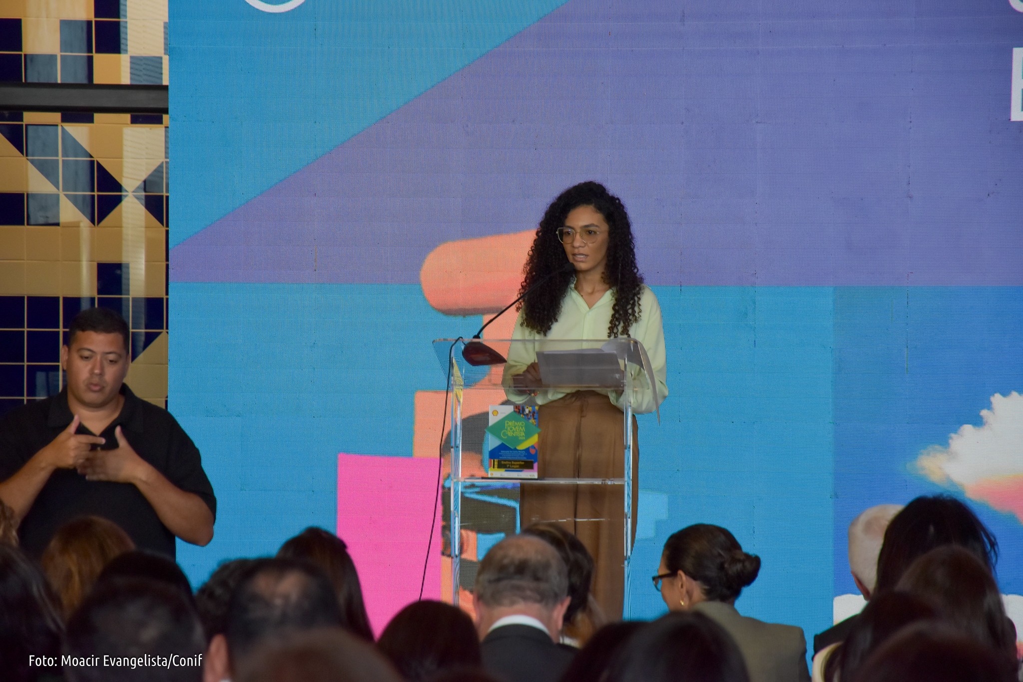 Inovação Sustentável: Amapaense Recebe Prêmio Jovem Cientista por Projeto de Energia Solar