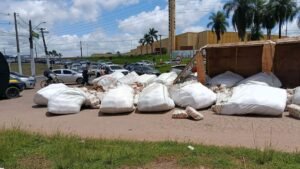 Acidente de Caminhão com 24 toneladas de açúcar na BR-364 em Rio Branco