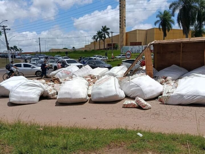 Acidente de Caminhão com 24 toneladas de açúcar na BR-364 em Rio Branco