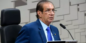 Senador Jader Barbalho é internado por desidratação