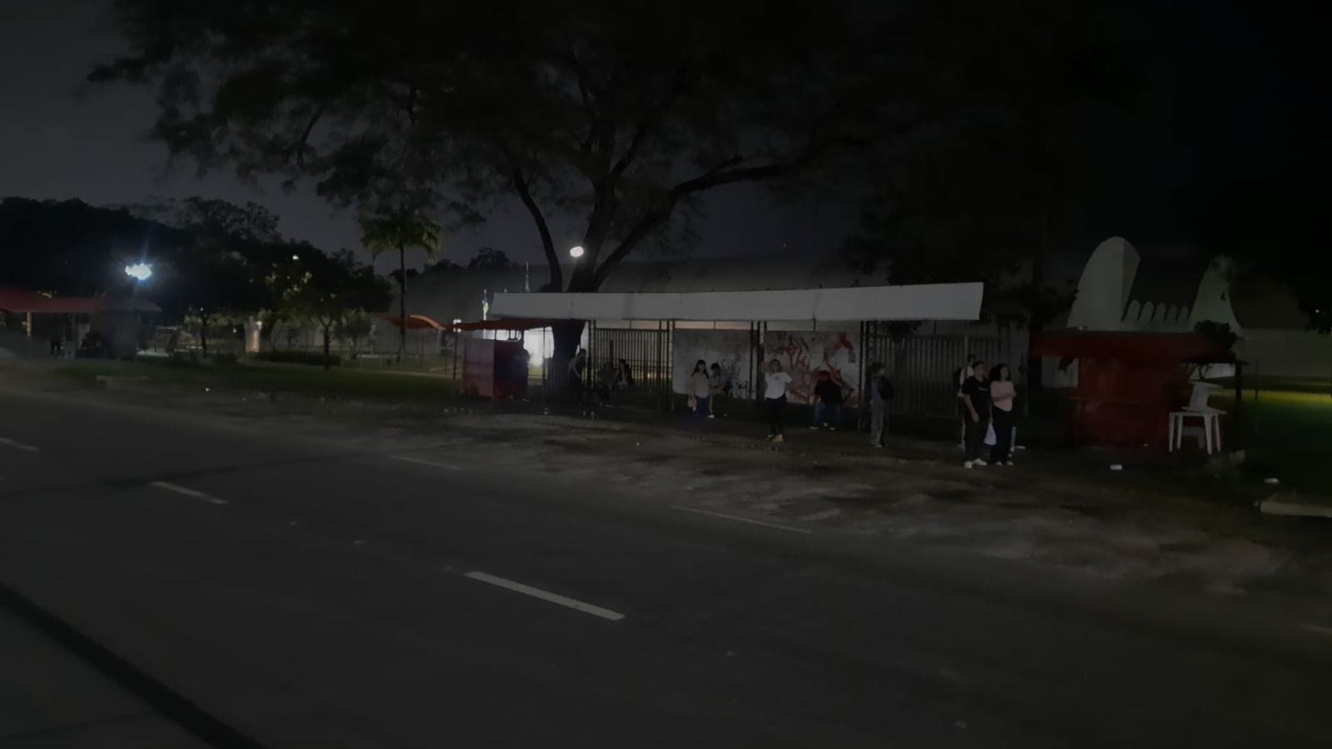 Falta de iluminação aumenta insegurança em ponto de ônibus em Macapá