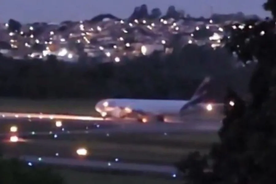 Avião aborta decolagem em alta velocidade no Aeroporto de Guarulhos