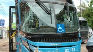 Acidente entre carreta de soja e ônibus coletivo deixa Passageiros feridos em Porto Velho