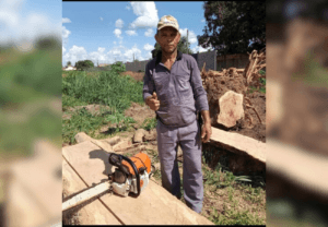 Parentes tocam modão sertanejo durante cortejo fúnebre em Gurupi