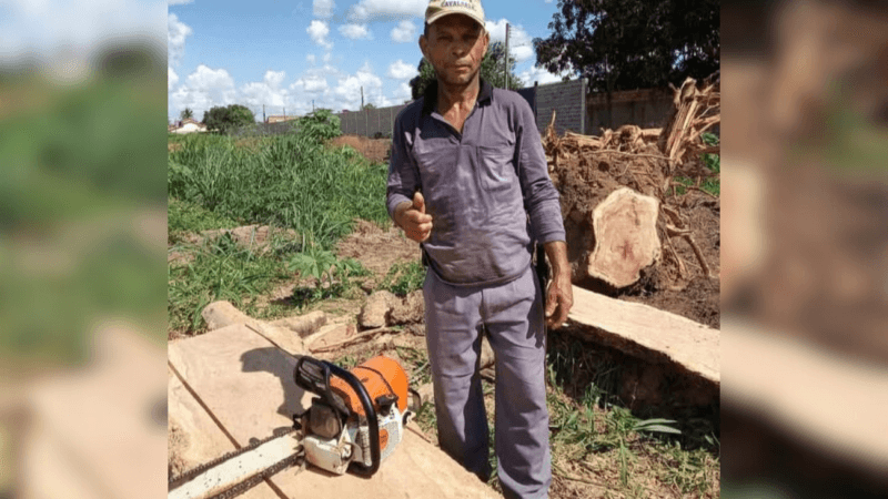 Parentes tocam modão sertanejo durante cortejo fúnebre em Gurupi