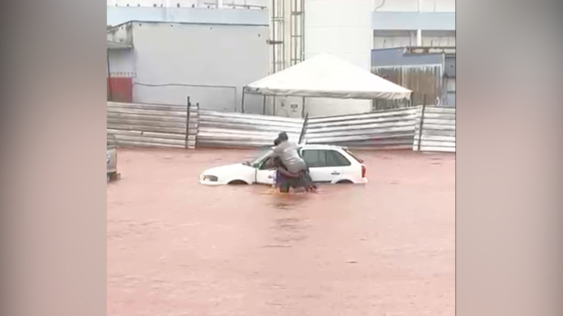 Resgate Heroico: Motorista é Salvo por Jovens Durante Alagamento em Araguaína