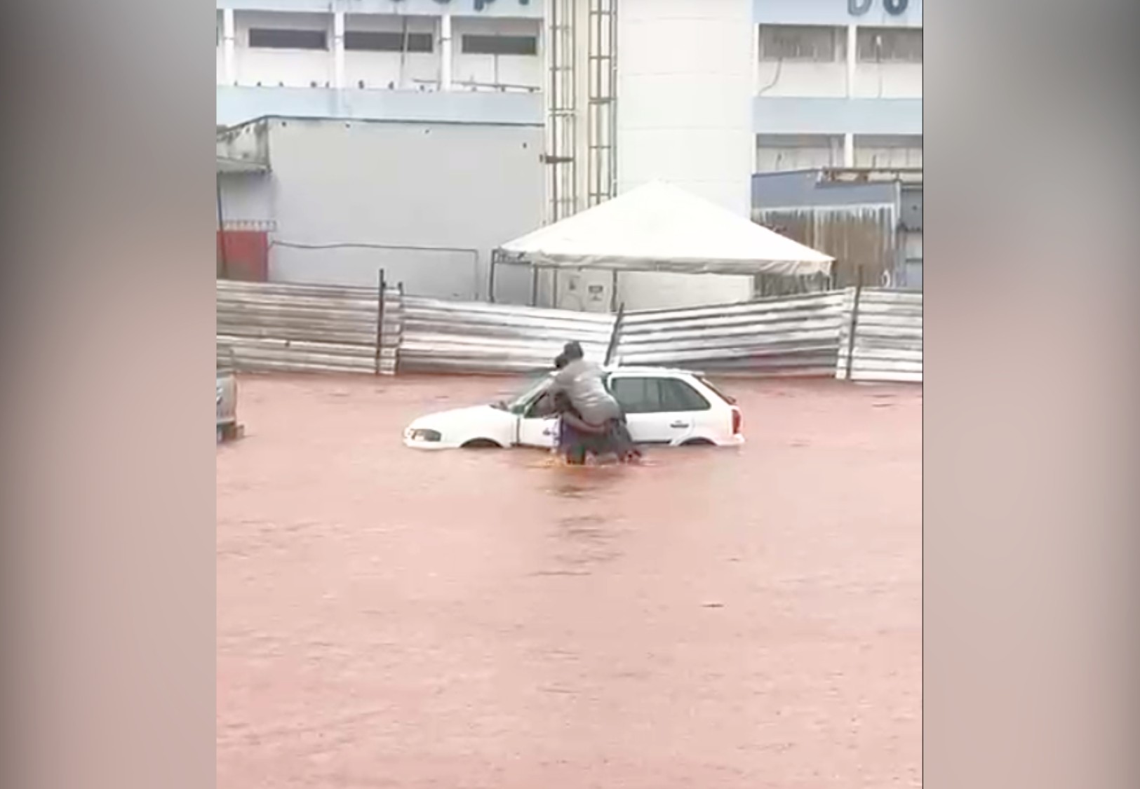 Resgate Heroico: Motorista é Salvo por Jovens Durante Alagamento em Araguaína