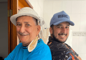 Influenciador relata melhora do pai após unção de padre na UTI