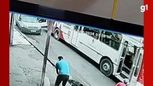 Motorista perde dedo ao abrir porta de carro e ser atingido por ônibus em