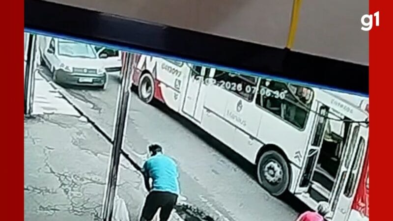 Motorista perde dedo ao abrir porta de carro e ser atingido por ônibus em