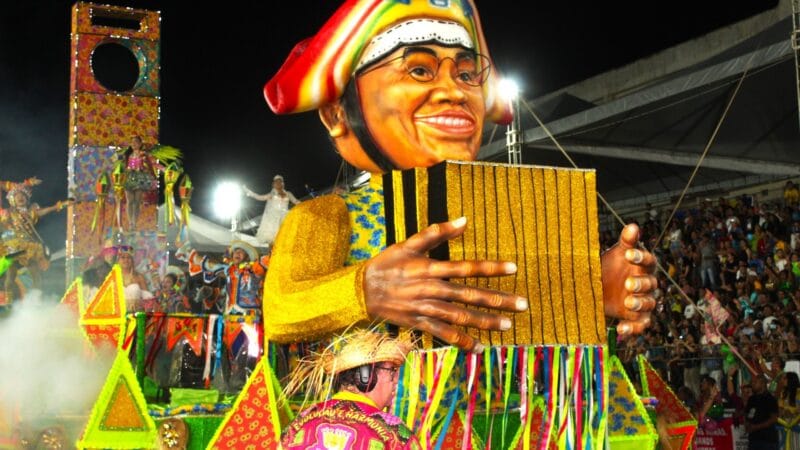 Maracatu da Favela: Enredo ‘Xeque-Mate! Quem dá as cartas é Favela’ no Carnaval 2026