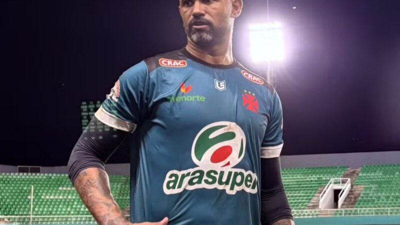 Goleiro Bruno estreia em time enquanto jogadores enfrentam acusações graves