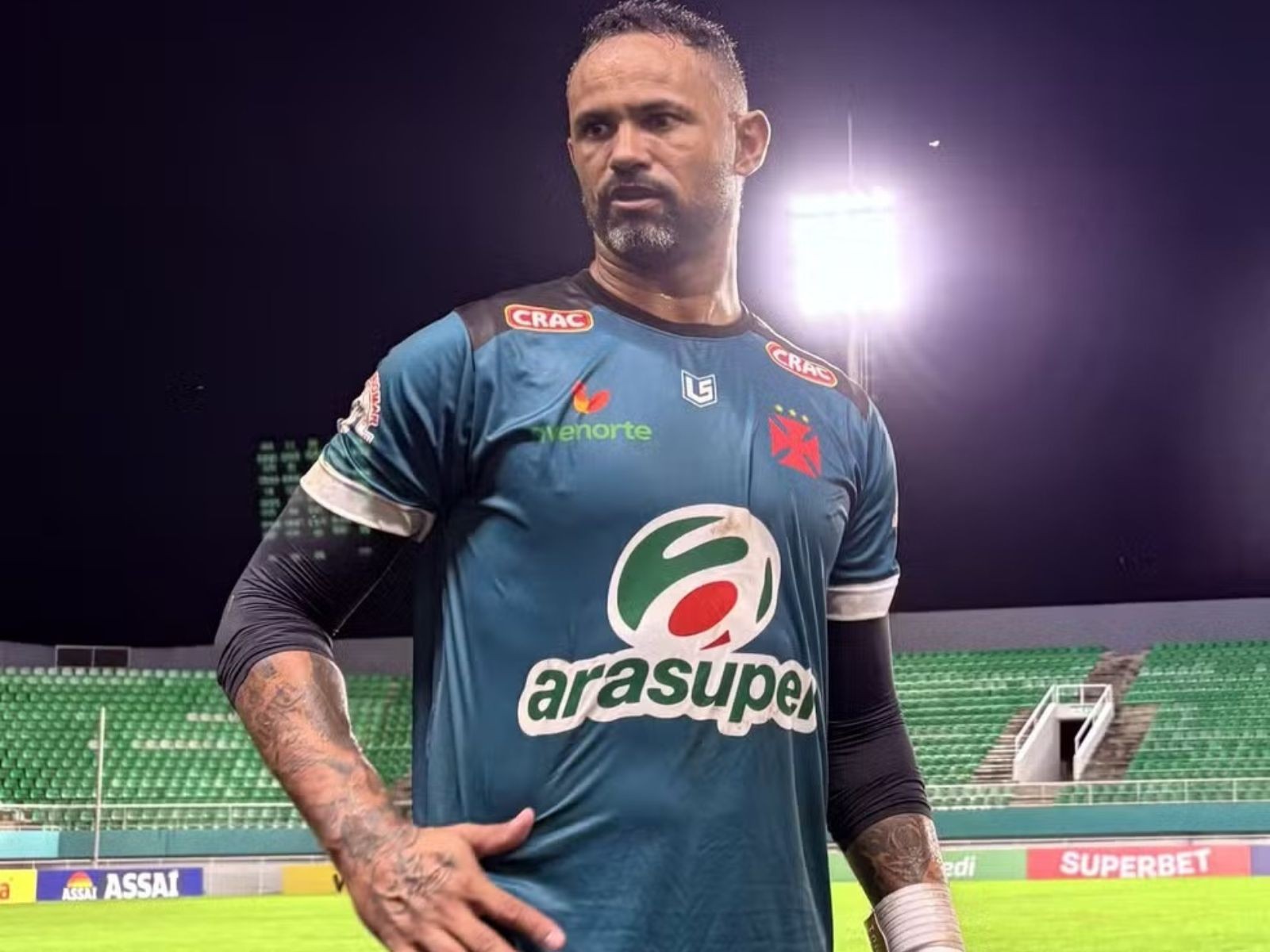 Goleiro Bruno estreia em time enquanto jogadores enfrentam acusações graves