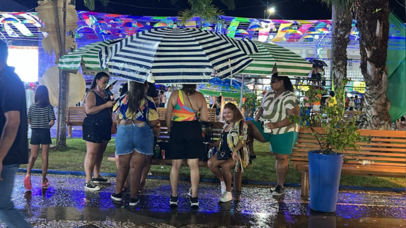 Desfile de blocos carnavalescos adiado em Rio Branco devido à chuva