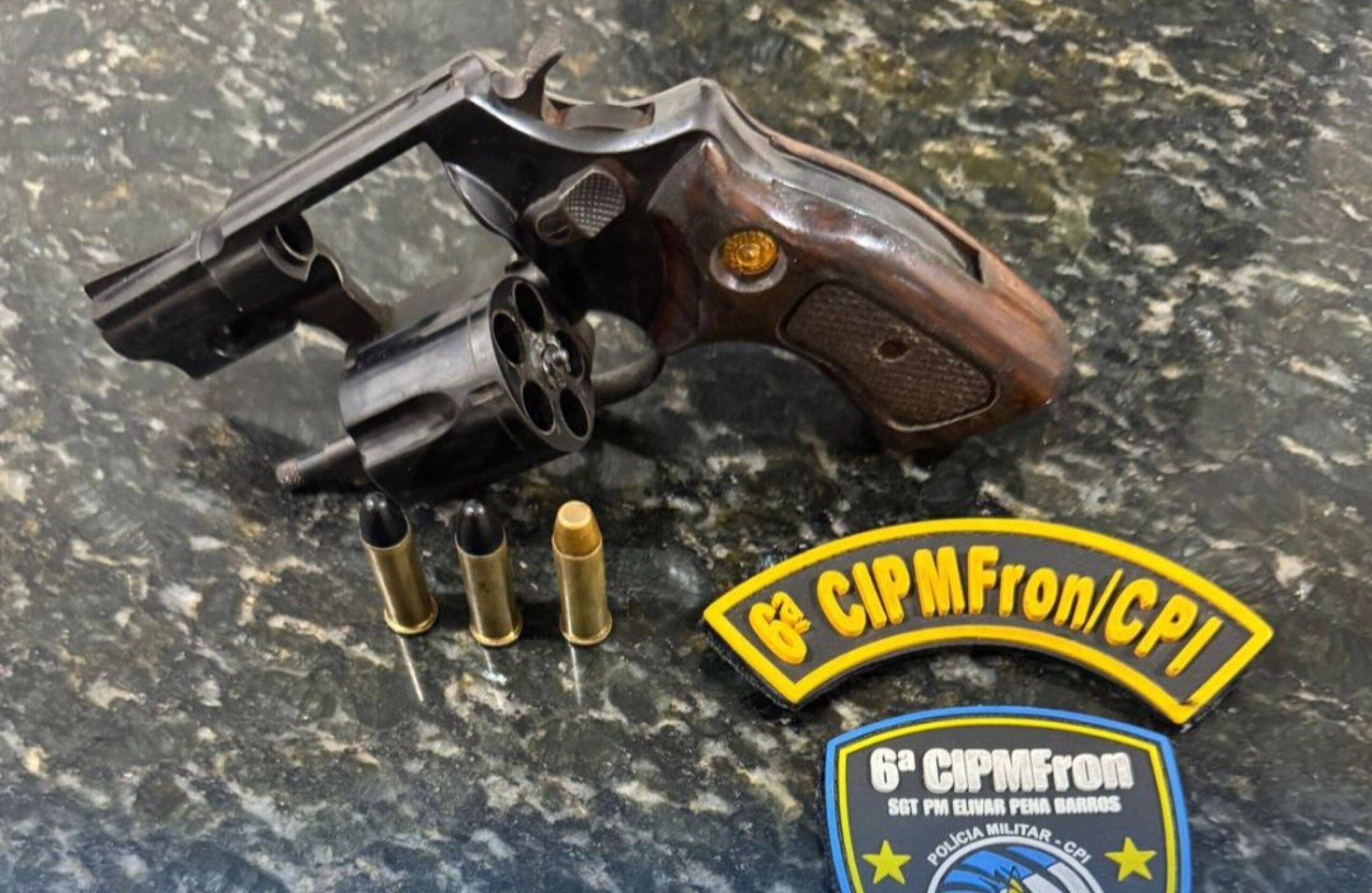 Homem preso após ameaçar clientes com arma em bar em São Luiz