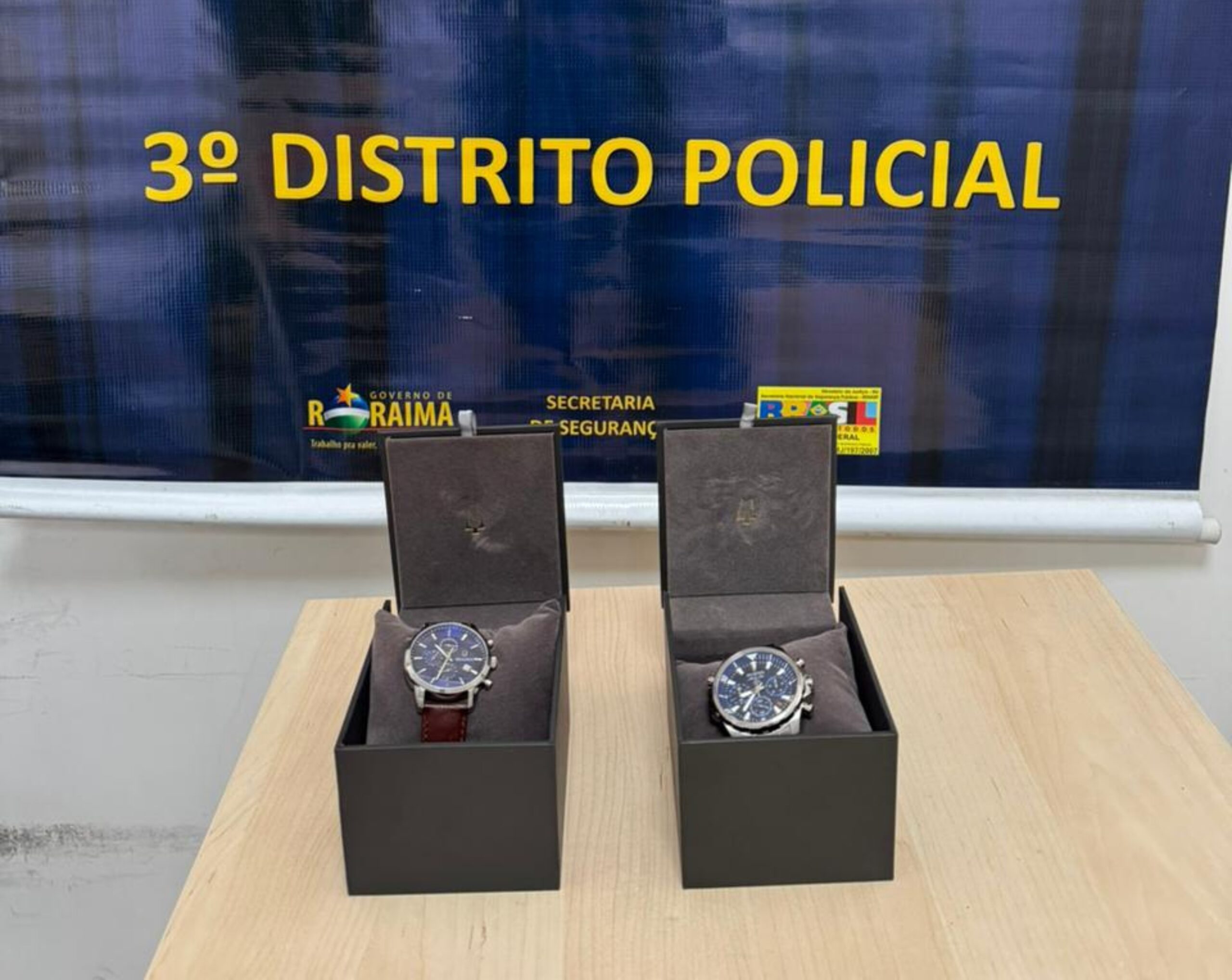 Babá furta relógios de luxo e vira alvo da polícia