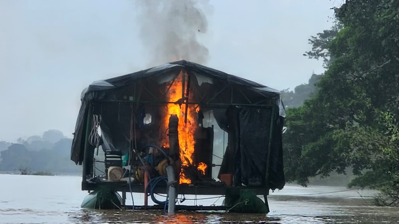 Destruição de dragas usadas em garimpo ilegal na Terra Indígena Kayapó, no Pará