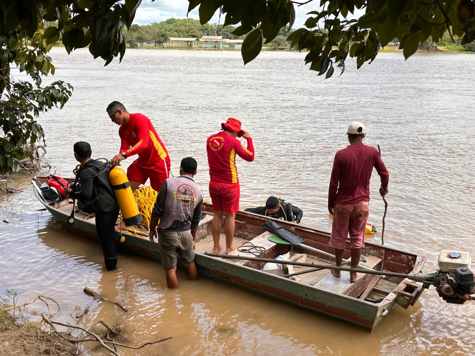 Buscas por jovem desaparecido no Rio Surubiú durante piracaia em Alenquer