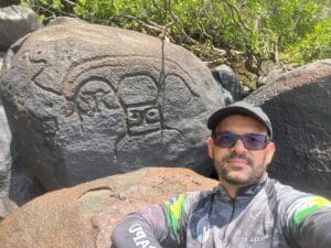 Descoberta de desenhos rupestres em expedição de caiaque em Roraima