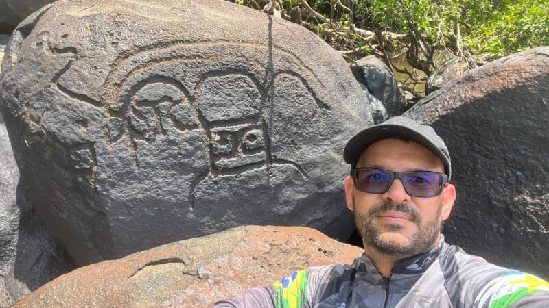 Descoberta de desenhos rupestres em expedição de caiaque em Roraima