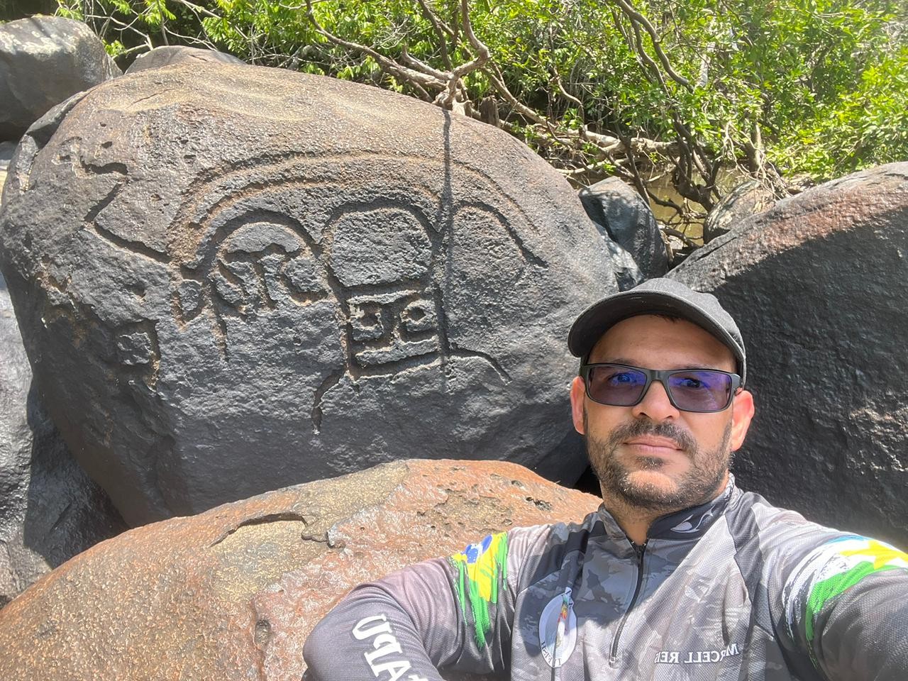 Descoberta de desenhos rupestres em expedição de caiaque em Roraima