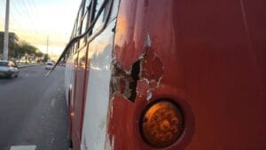 Acidente grave em Manaus: Passageiro tem braço arrancado em ‘racha’ entre lotações