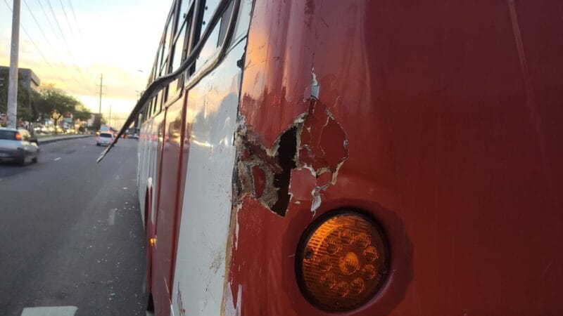 Acidente grave em Manaus: Passageiro tem braço arrancado em ‘racha’ entre lotações