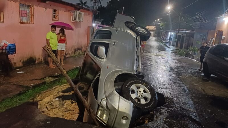 Carro cai em buraco na Zona Norte de Manaus com três pessoas a bordo