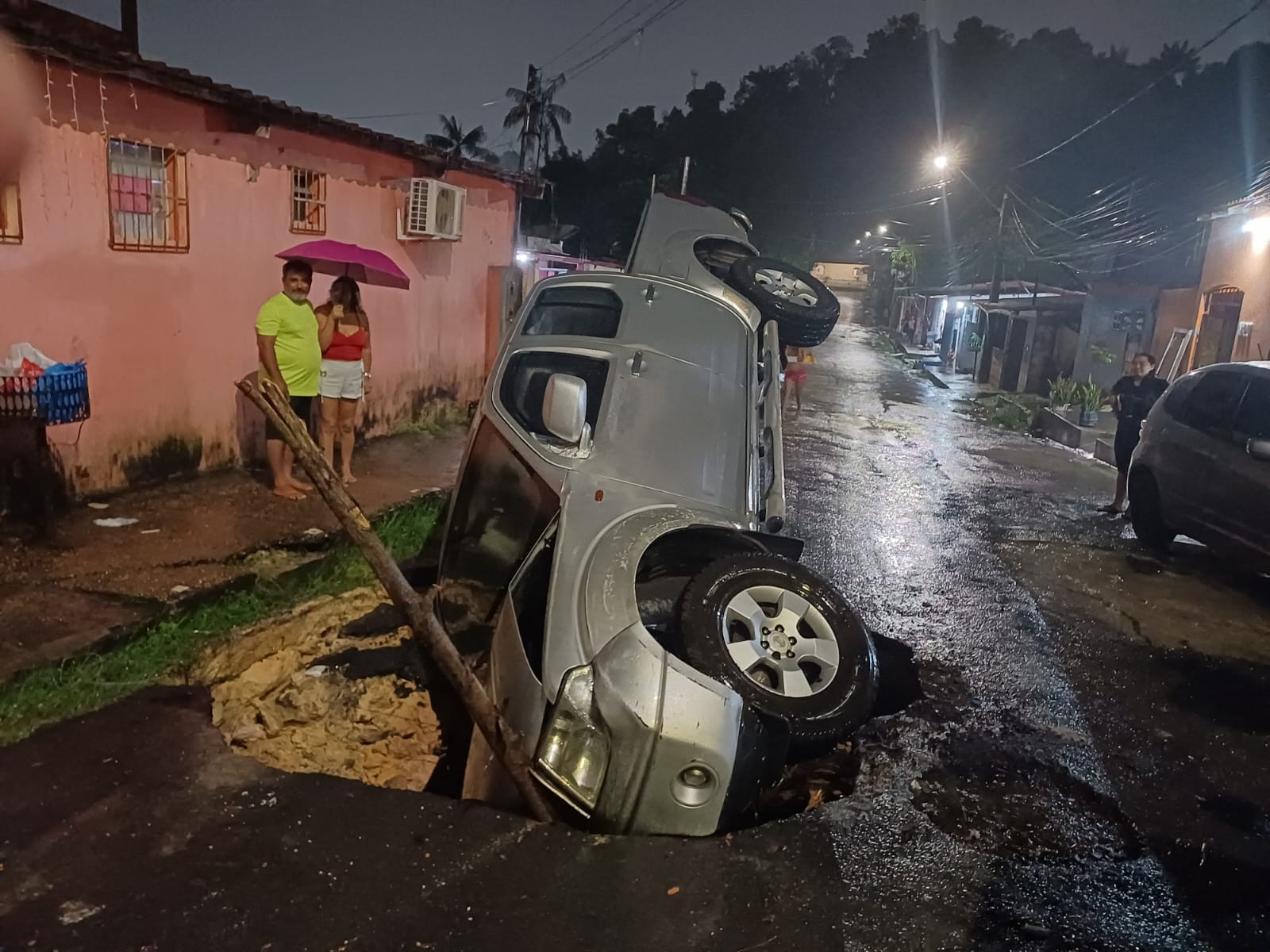 Carro cai em buraco na Zona Norte de Manaus com três pessoas a bordo