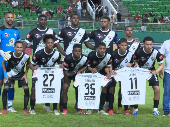 Vasco-AC homenageia jogadores suspeitos de estupro Na estreia do goleiro Bruno