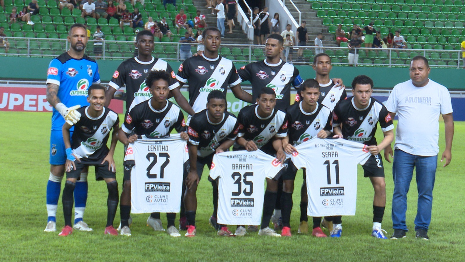 Vasco-AC homenageia jogadores suspeitos de estupro Na estreia do goleiro Bruno