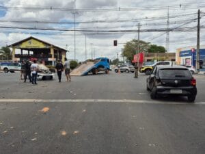 Acidente entre carros deixa feridos em cruzamento de Boa Vista