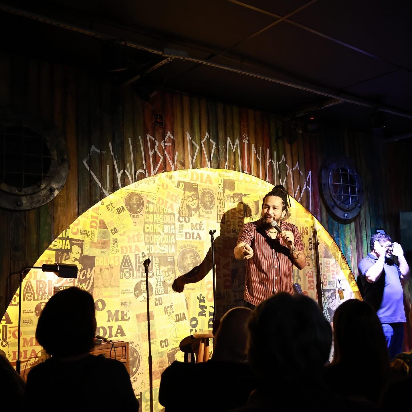 Roger Siqueira: O Comediante Amazônico que Conquista Palcos Nacionais