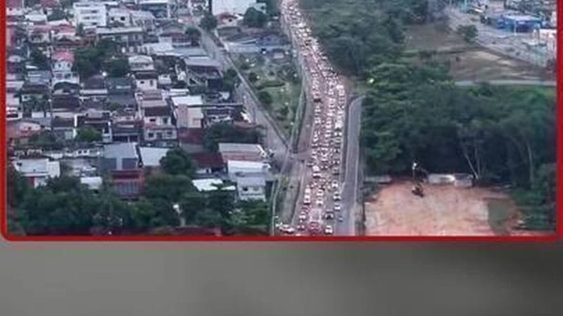Congestionamento de 10 km em Manaus após acidente com poste na Avenida das Torres