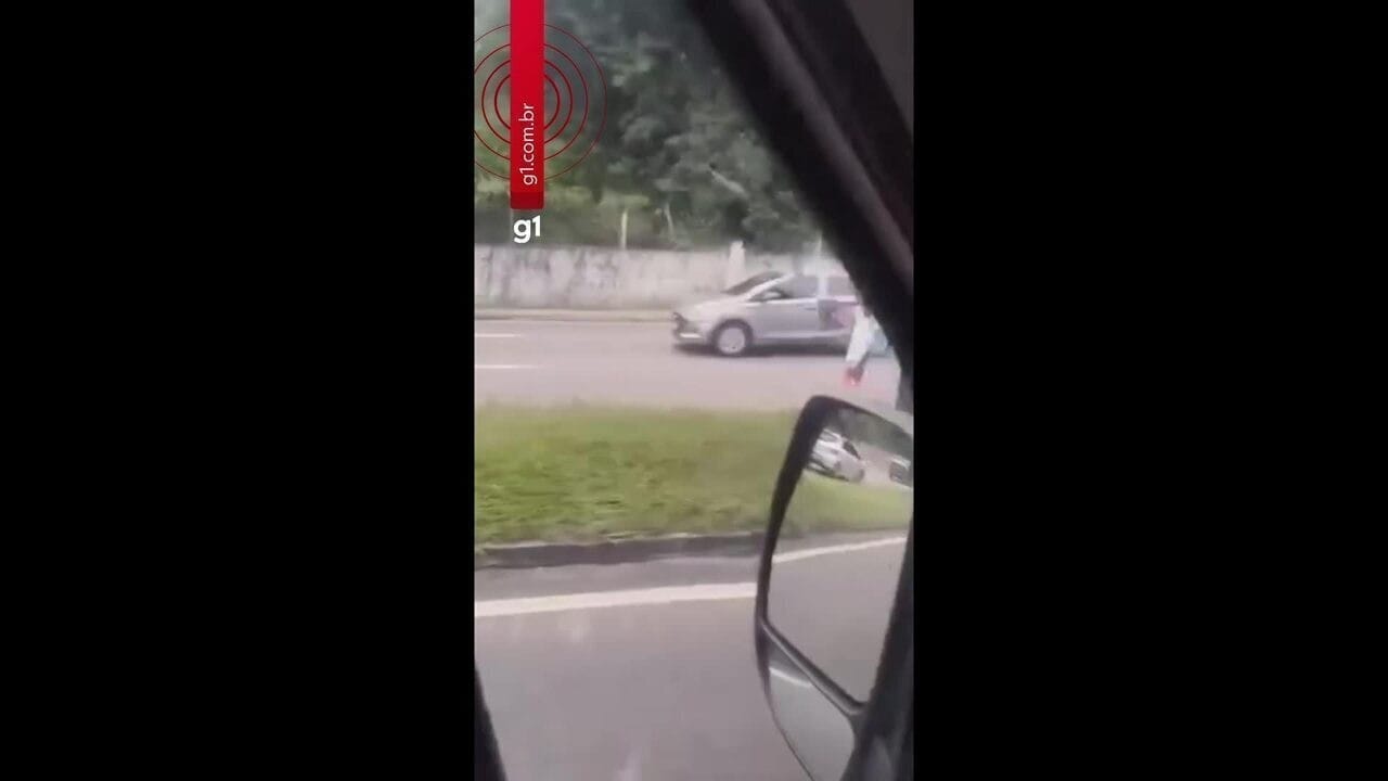 Motorista intimida socorristas com martelo em Manaus