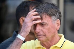 Jair Bolsonaro Recebe Prisão Domiciliar por 90 Dias e Retorna ao Uso de Tornozeleira