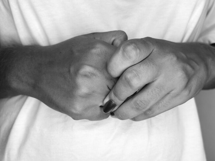 Homem é filmado agredindo mulher na presença de crianças em Óbidos; investigação é aberta