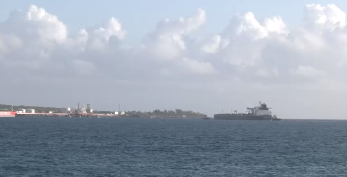Navio Russo Leva Carga de Petróleo a Cuba em Momento Crítico
