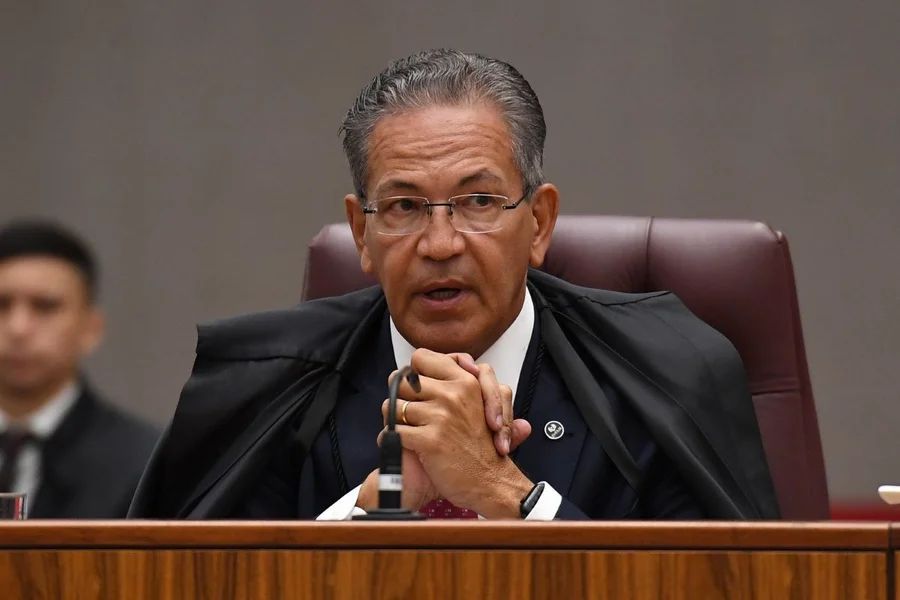 Intervenção de Ministro do STJ em Voo: Ação Rápida para Contenção de Passageiro em Surto