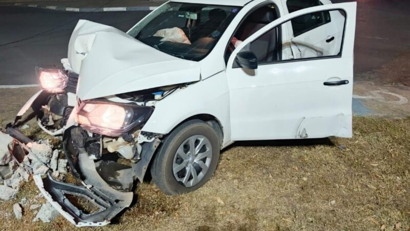 Acidente no Centro Cívico de Boa Vista: Carro colide com motociclista e derruba poste