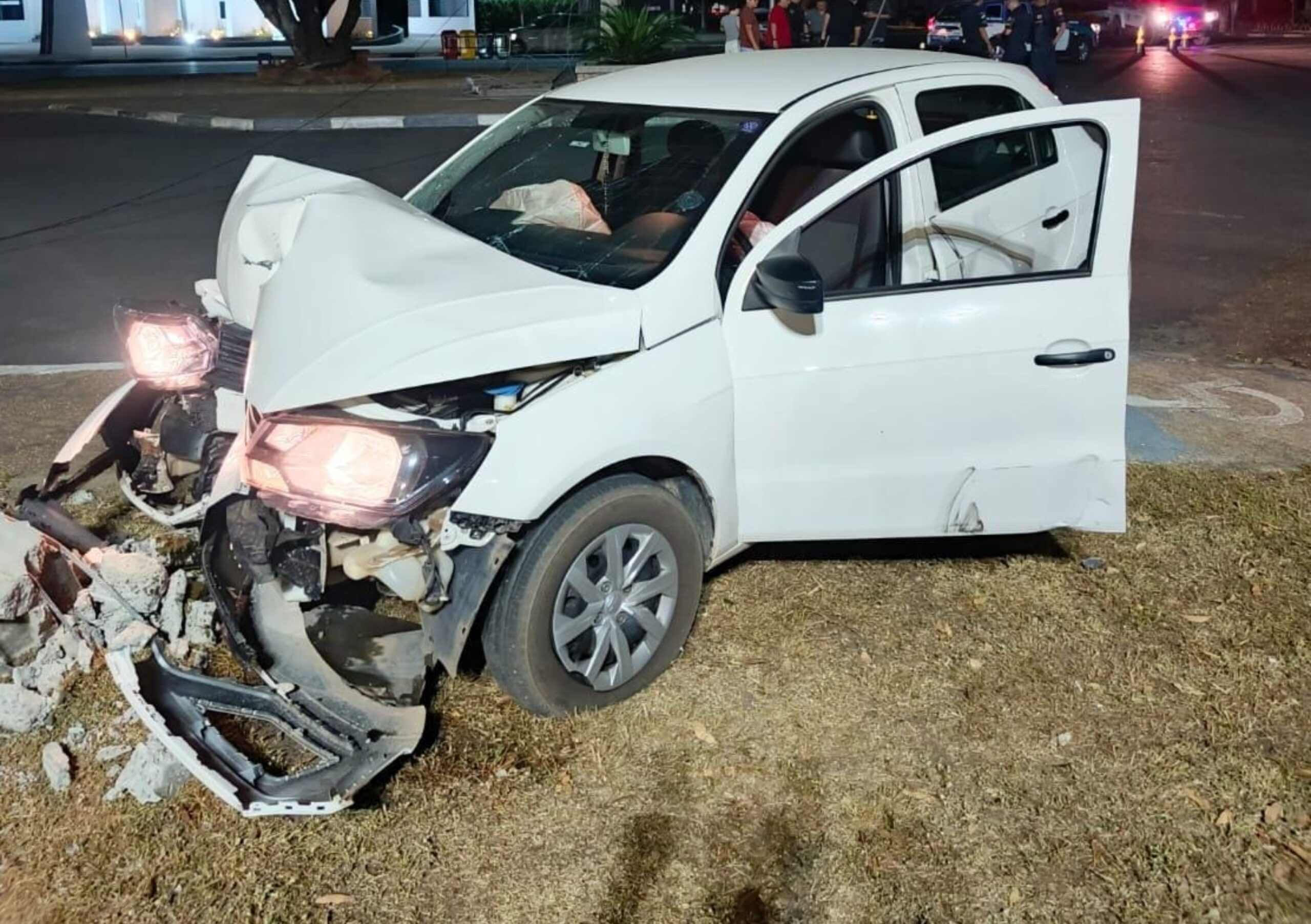 Acidente no Centro Cívico de Boa Vista: Carro colide com motociclista e derruba poste