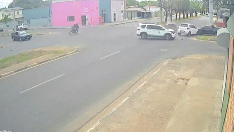 Acidente em Boa Vista Envolve Quatro Veículos e Deixa Mulher Ferida