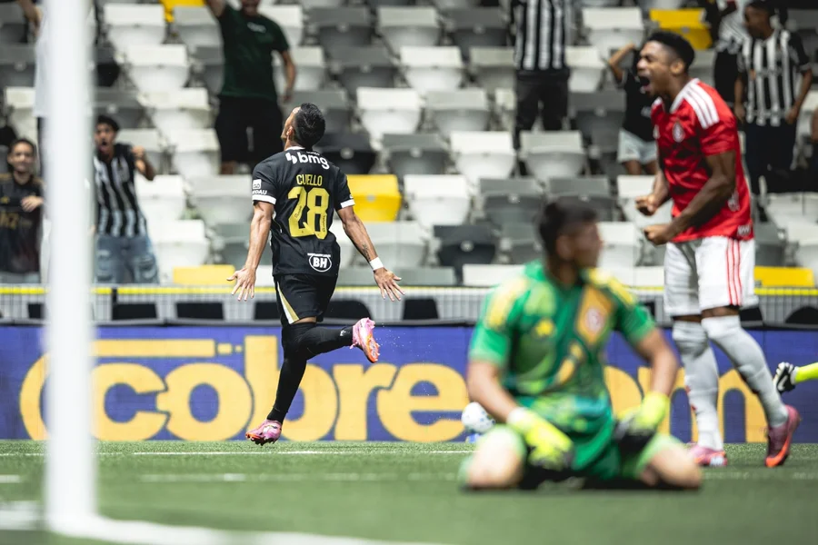 Atlético-MG conquista sua primeira vitória no Brasileiro com grande atuação de Éverson