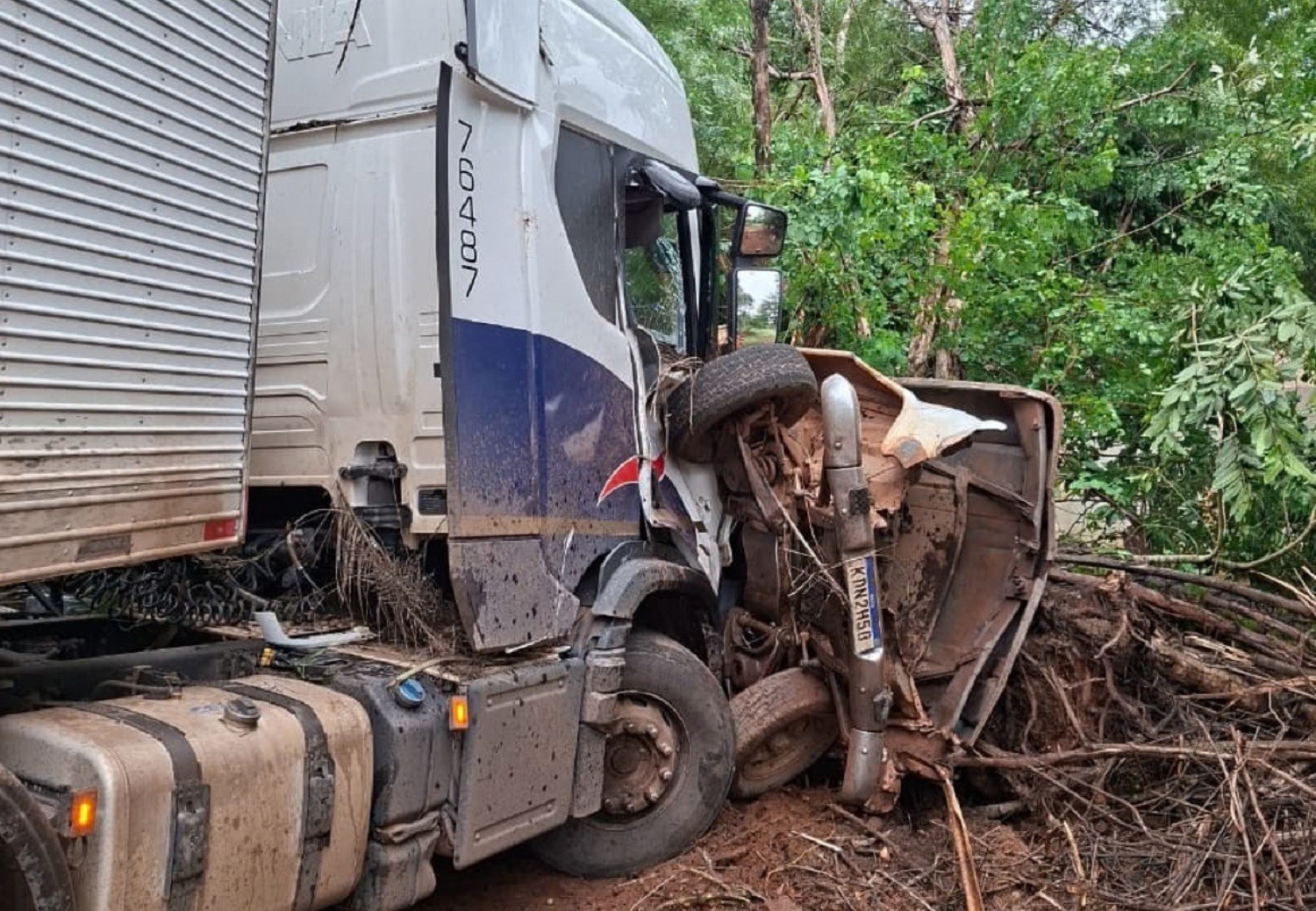 Tragédia na BR-153: Motorista de Caminhonete Morre em Acidente com Caminhão