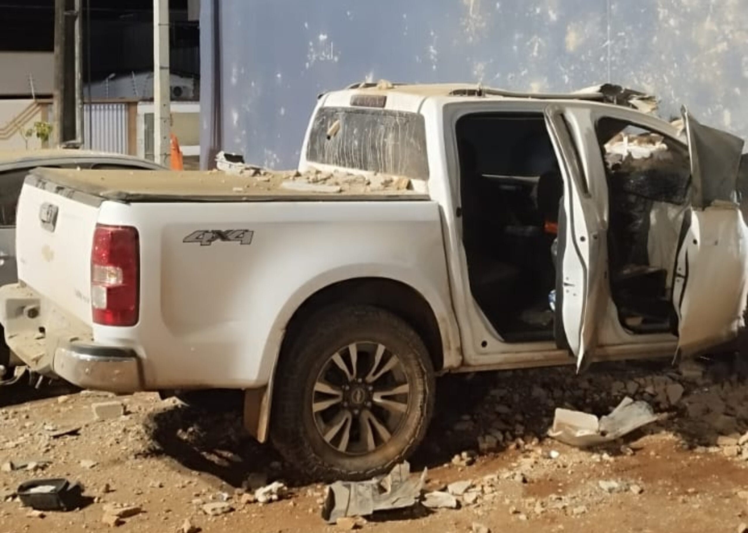 Motorista é Detido Após Colidir com Prédio Público e Danificar Veículos Estacionados em Boa Vista