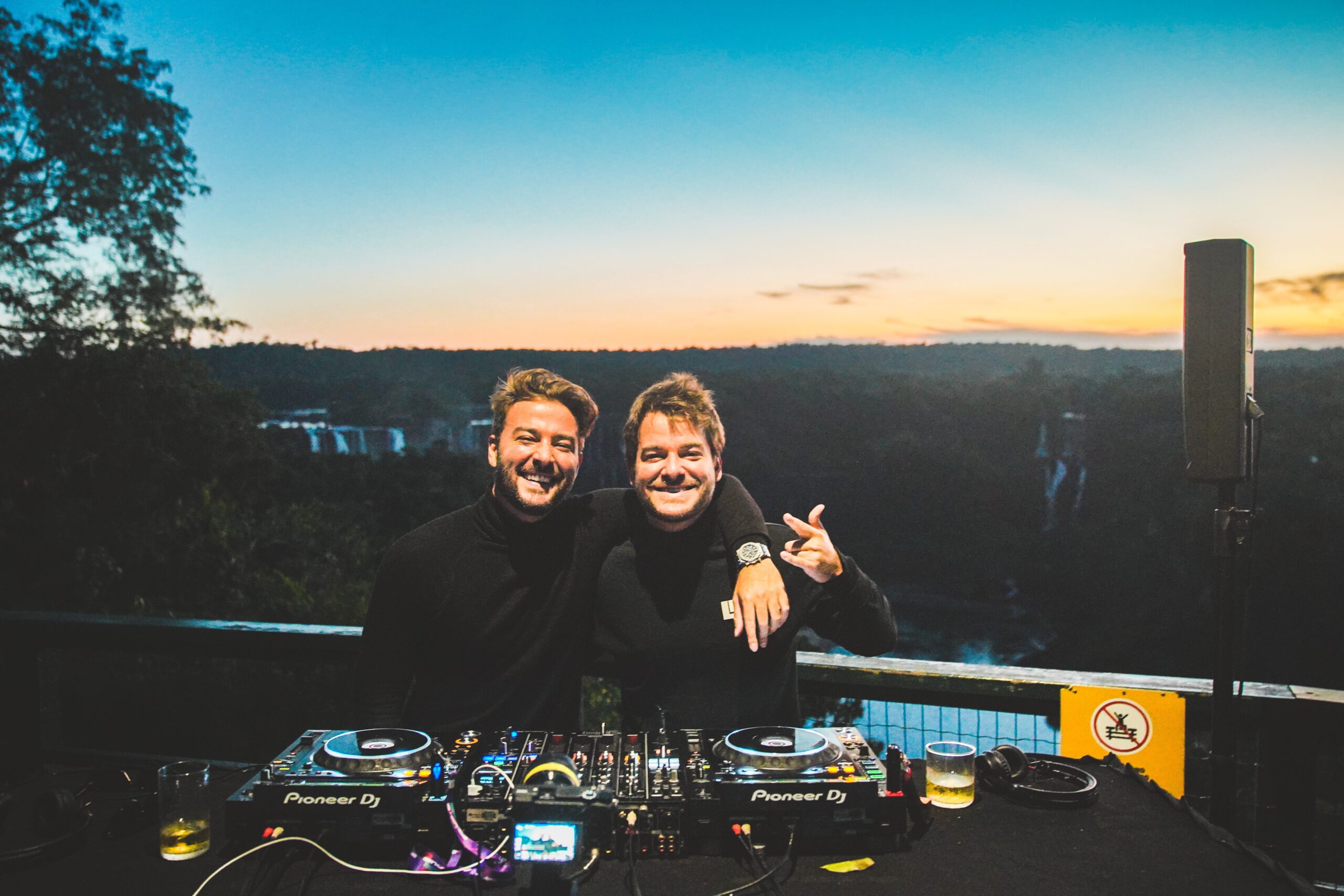 Dubdogz Leva a Música Eletrônica ao Mercado de Origem da Amazônia em Manaus