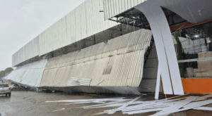 Fachada de Loja Desaba em Boa Vista e Causa Danos a Veículos Durante Tempestade