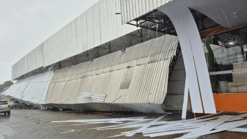 Fachada de Loja Desaba em Boa Vista e Causa Danos a Veículos Durante Tempestade