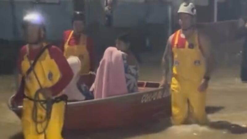 Resgate de Moradores em Manaus: Bombeiros Enfrentam Alagamentos Causados por Chuvas Intensas