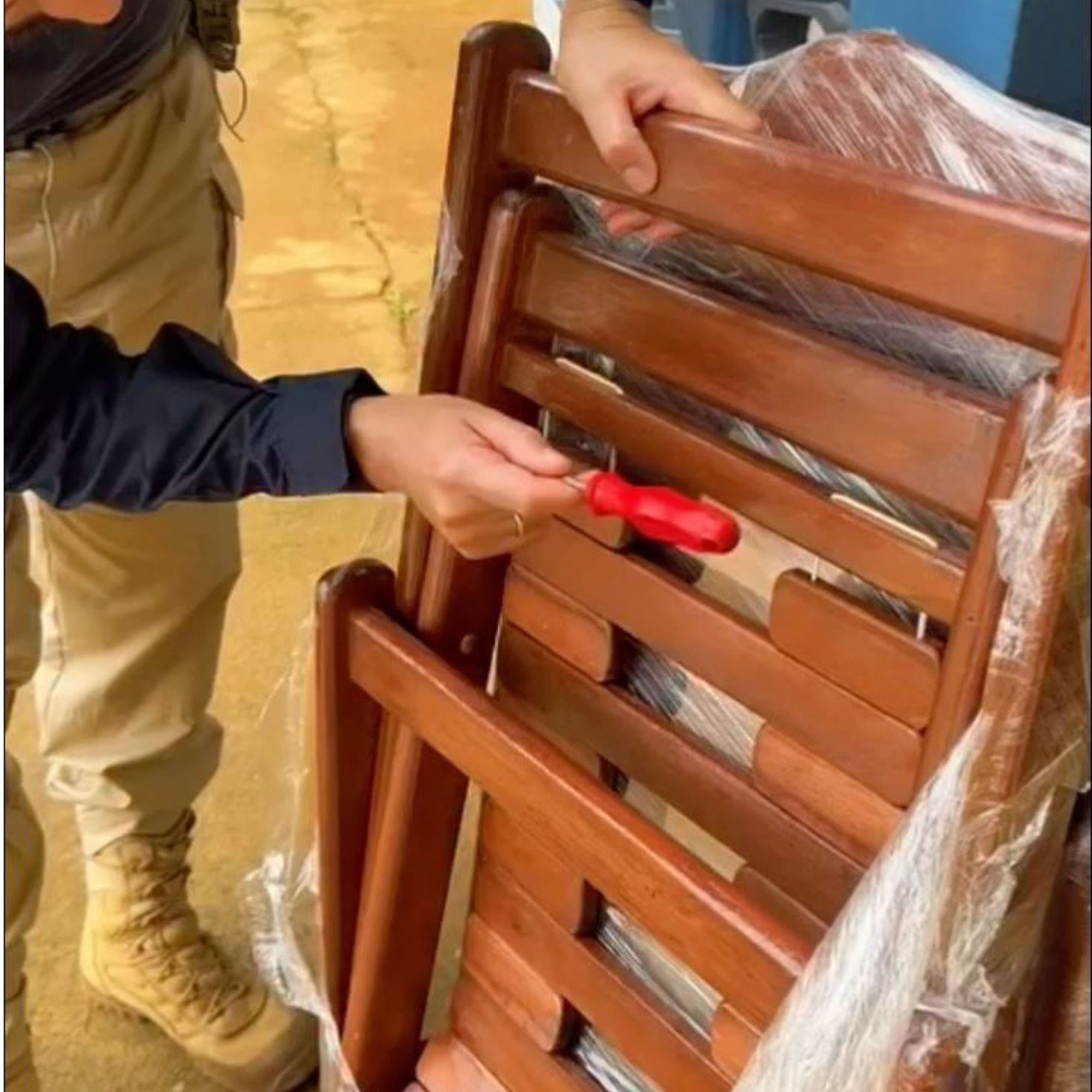 Polícia Rodoviária Federal Apreende Cocaína Oculta em Cadeiras de Madeira em Porto Velho